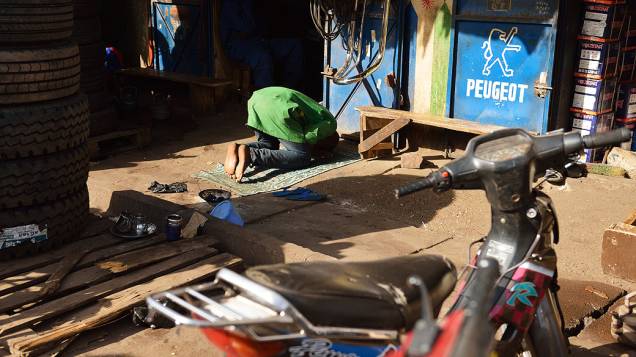 Trabalhador islâmico faz orações em Bamako, Mali