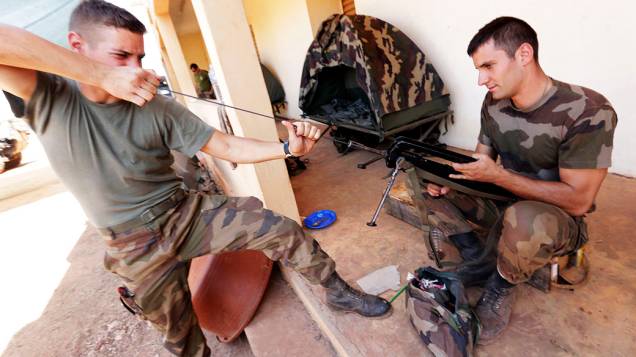 Soldados franceses limpam suas armas em base militar em Bamako, no Mali
