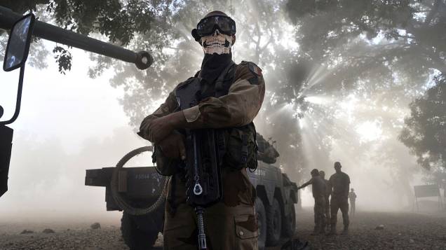 Soldado francês provoca controvérsia ao usar máscara de esqueleto em foto tirada na cidade de Niono
