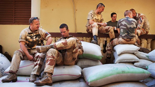 Soldados franceses conversam e jogam baralho em Niono, no Mali