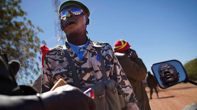 Soldado verifica habilitação de motociclista em Diabaly, Mali