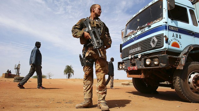Soldados franceses patrulham a cidade de Diabaly, retomada após confronto contra rebeldes islâmicos