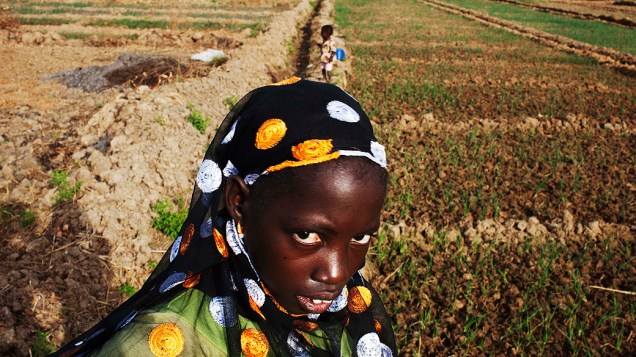 Agricultora é fotografada ao lado de plantação em fazenda de Heremakono, Mali