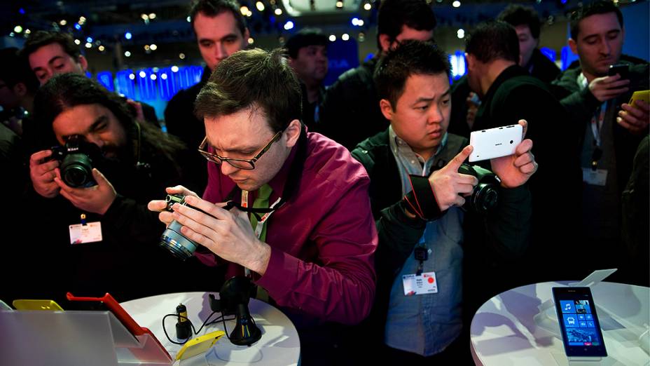 Visitantes tiram fotos de novo dispositivo durante Mobile World Congress 2013 em Barcelona, Espanha