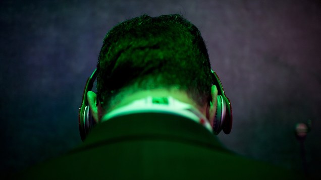 Visitante ouve música enquanto testa dispositivo HTC para sincronização no Mobile World Congress 2013 em Barcelona, Espanha