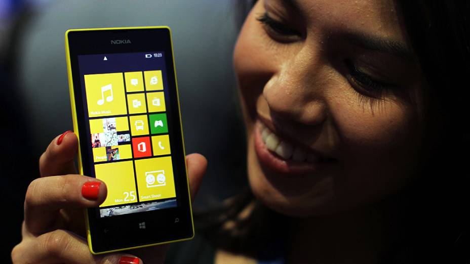Aeromoça mostra o novo Nokia Lumia 520 em cerimônia realizada no Mobile World Congress em Barcelona, Espanha