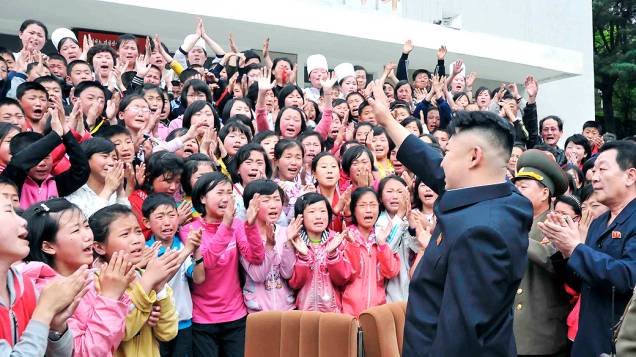 No mesmo dia do lançamento de um míssil norte-coreano, o ditador Kim Jong-un visitou uma escola neste domingo (19)