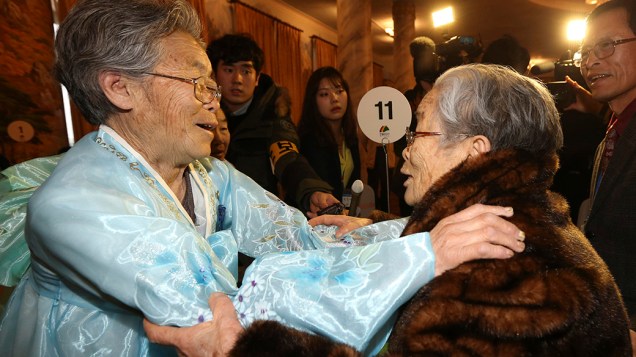 A norte-coreana Kim Seok-Ryeo, 80, olha para sua irmã sul-coreana Kim Sung-yun, 96, durante reencontro entre familiares separados pela Guerra da Coreia (1950 – 1953)
