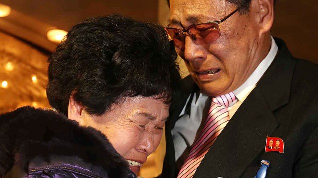 Norte-coreano Lee Yun-geun, 72, abraça sua irmã sul-coreana Lee Sun-Hyang, 88, durante reencontro entre familiares separados pela Guerra da Coreia (1950 – 1953)