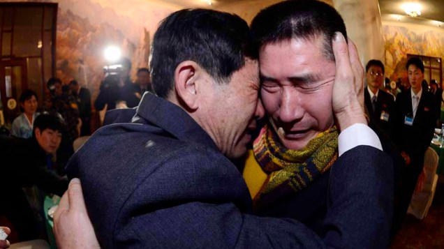 Sul-coreano Park Yang-gon (à dir.), 53, abraça seu irmão Park Yang- su, que foi sequestrado pela Coreia do Norte, durante reencontro entre familiares separados após a Guerra da Coreia (1950 – 1953)