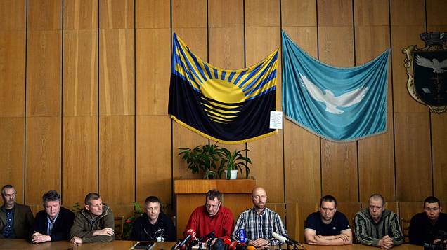Observadores da OSCE detidos desde sexta-feira (25), participam de uma coletiva de imprensa do líder separatista pró-Rússia e auto-proclamado "prefeito do povo" na cidade ucraniana de Slavyansk