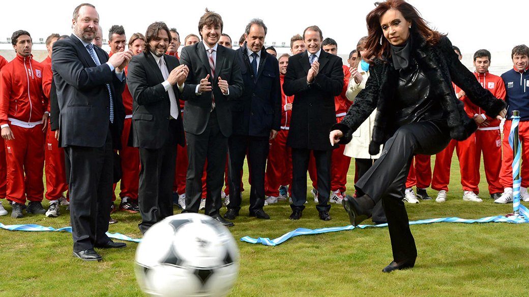 Cristina Kirchner chuta uma bola durante a inauguração do estádio do Club Deportivo Morón, em Buenos Aires - (26/07/2013)