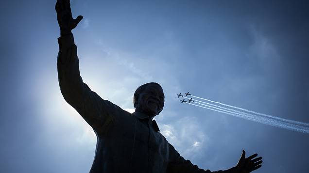 Caças da força aérea sul-africana sobrevoam a estátua de Nelson Mandela durante as comemorações em Pretória