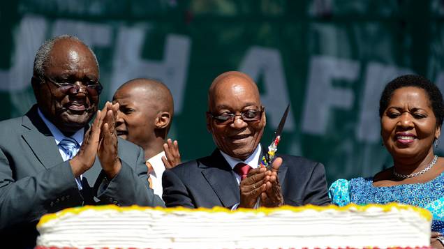 Presidente Jacob Zuma corta um bolo diante da multidão reunida para celebrar o Dia da Liberdade, em Pretória