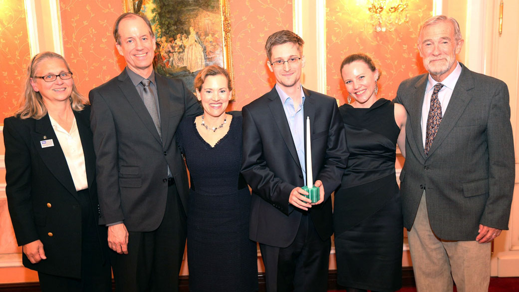 Edward Snowden recebe o prêmio Sam Adams