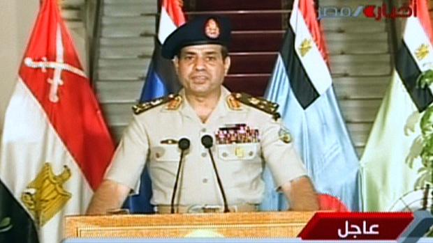 Imagem da  TV estatal egípcia mostra o ministro da Defesa, Abdelfatah al-Sissi fazendo pronunciamento após o anúncio da queda do presidente Mohamed Mursi, nesta quarta-feira (3)