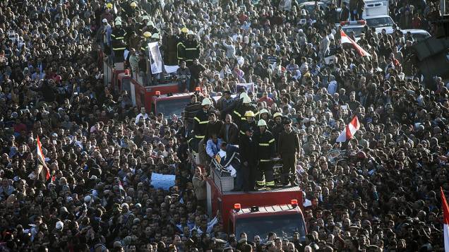 Egípcios participam do funeral das vítimas de um ataque a bomba que destruiu um prédio da polícia na cidade egípcia de Mansura, ao norte da cidade do Cairo - (24/12/2013)