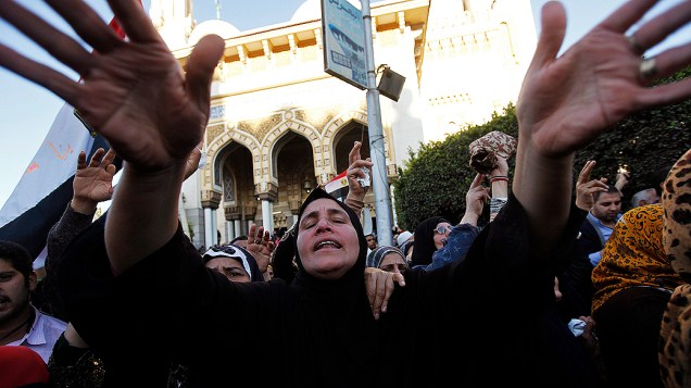 Mulher chora durante o funeral das vítimas da explosão de um carro-bomba em um edifício da polícia, perto da mesquita de Al Naser no Delta do Nilo, na cidade de Mansura, ao norte do Cairo - (24/12/2013)