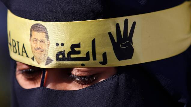 Apoiadora da Irmandade Muçulmana e do presidente deposto Mohamed Mursi, durante protesto contra o ministério militar e do interior, em frente a mesquita Al Rayyan, na periferia de Cairo - (27/12/2013)