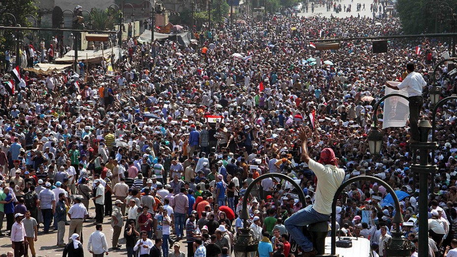 Partidários do presidente deposto egípcio Mohamed Mursi protestam em frente a mesquita Al-Fath, na praça Ramsés, no Cairo. Milhares de apoiantes de Mursi foram às ruas na sexta-feira (16), pedindo um Dia de Fúria para denunciar a agressão desta semana pelas forças de segurança contra manifestantes da Irmandade Muçulmana, matando milhares de pessoas