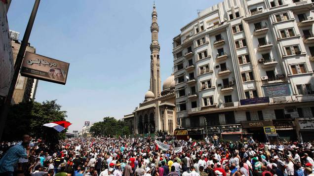 Partidários do presidente deposto egípcio Mohamed Mursi protestam em frente a mesquita Al-Fath, na praça Ramsés, no Cairo. Milhares de apoiantes de Mursi foram às ruas na sexta-feira (16), pedindo um Dia de Fúria para denunciar a agressão desta semana pelas forças de segurança contra manifestantes da Irmandade Muçulmana, matando milhares de pessoas