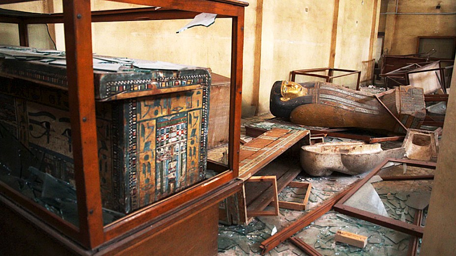 Objetos faraônicos quebrados no museu de antiguidades na cidade de Malawi no Egito