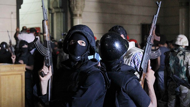 Policiais montam guarda na sala de al-Fath mesquita quando partidários do deposto presidente Mursi trocaram tiros com as forças de segurança dentro de mesquita no Cairo (17/08/2013)