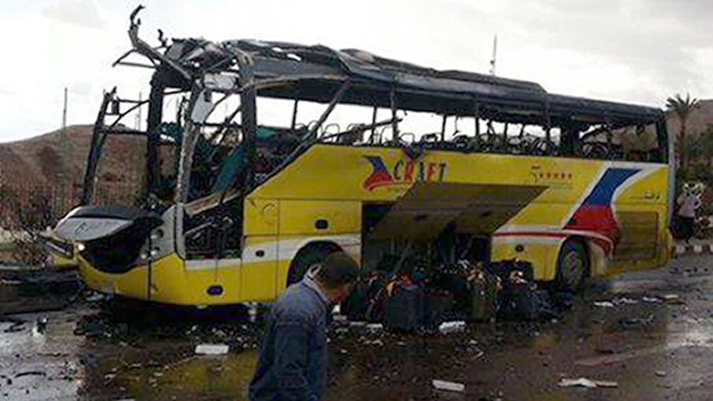 Ônibus de turismo destruído após uma bomba explodir próximo ao veículo, na península do Sinai perto da fronteira do Egito com Israel