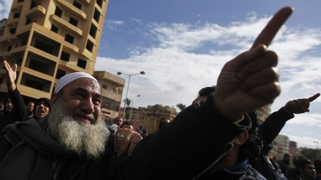 Manifestantes gritam palavras de ordem na cidade de Port Said, Egito