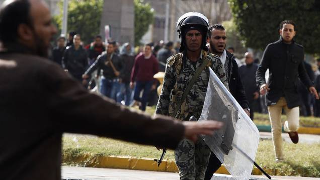 Soldado do exército egípcio tenta parar manifestantes em Port Said, Egito