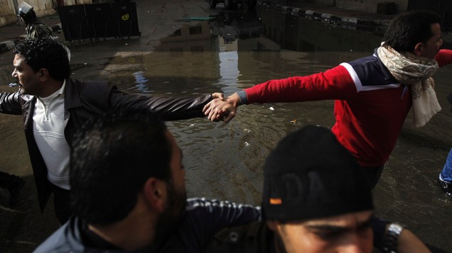 Partidários do presidente egípcio Mohamed Mursi tentam impedir manifestantes em Port Said
