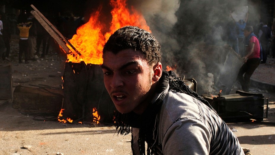 Manifestantes entraram em confronto com a polícia em Alexandria nesta sexta feira (25), no segundo aniversário da revolta que derrubou o presidente Hosni Mubarak