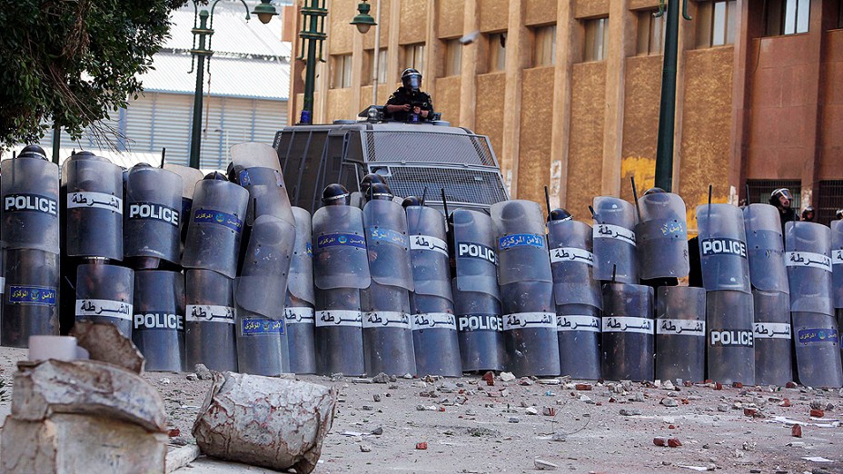 Manifestantes entraram em confronto com a polícia em Alexandria nesta sexta feira (25), no segundo aniversário da revolta que derrubou o presidente Hosni Mubarak