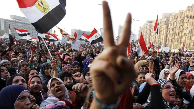 Mulheres gritam durante um protesto na praça Tahrir, no Cairo. Manifestantes entraram em confronto com a polícia em todo o Egito, nesta sexta feira (25)