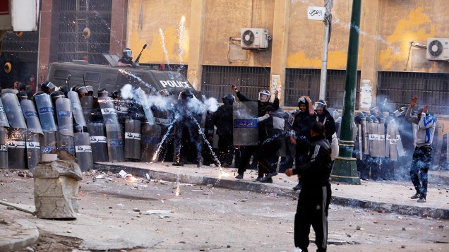 Manifestantes entraram em confronto com a polícia em Alexandria nesta sexta feira (25), no segundo aniversário da revolta que derrubou o presidente Hosni Mubarak