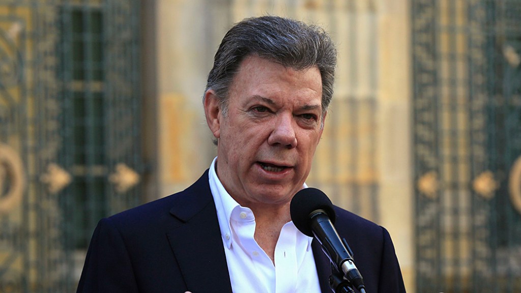 Presidente da Colômbia e candidato à reeleição Juan Manuel Santos, fala à imprensa após depositar seu voto durante a eleição presidencial do país em Bogotá