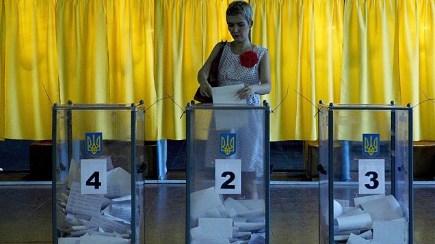 Eleitora lança o seu voto em um ponto de votação na cidade de Dnipropetrovsk