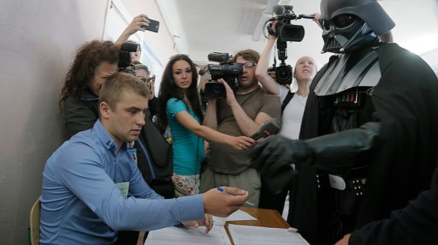 Candidato à prefeitura de Kiev pelo Partido Ucraniano da Internet (UIP), Darth Vader foi proibido de votar nas eleições presidenciais por não querer revelar seu rosto