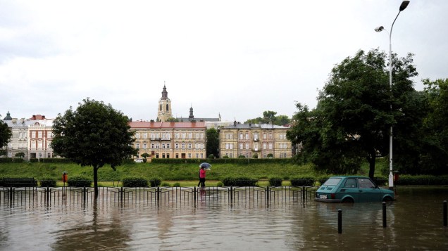Rua da Polônia inundada após chuva que atingiu o país