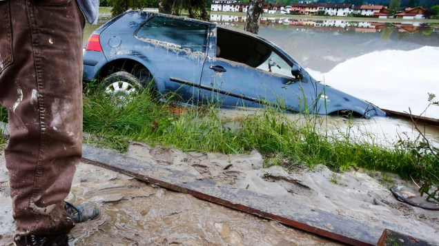 Carro é arrastado por enchente na Áustria