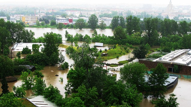 Visão aérea mostra o Zoológico de Praga sob a água. A capital da República Checa foi inundada, com estações de metrô e escolas primárias e secundárias fechadas após o rio o nivel do rio Vltava  subir, inundando regiões do centro histórico da cidade