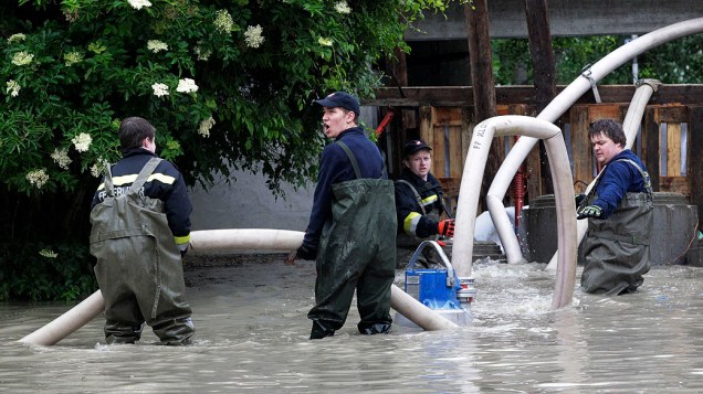 Bombeiros trabalham em uma bomba de água em Kritzendorf, Áustria, após fortes chuvas que atingiu a Áustria nos últimos cinco dias