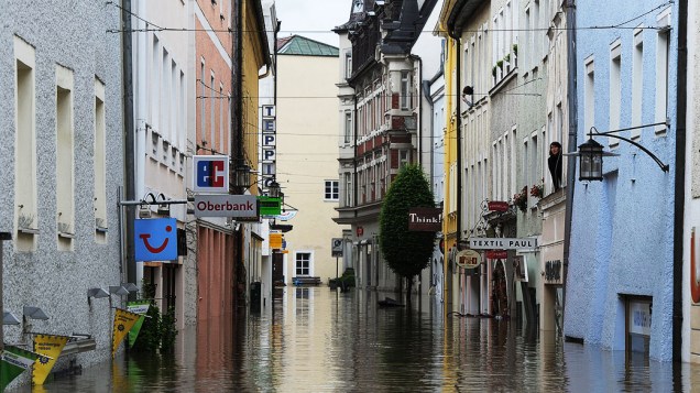 Rua é inundado em Passau, no sul da Alemanha parte leste e sul da Alemanha foram inundadas devido às fortes chuvas