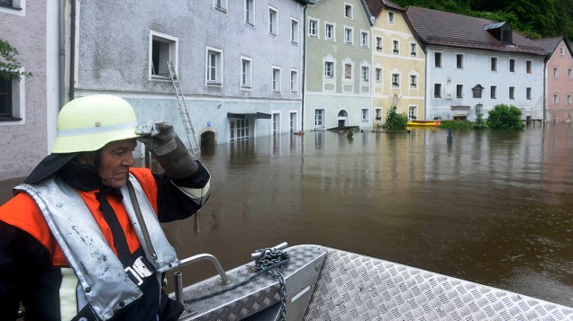 Equipe de resgate presta socorro em rua é inundada em Passau, na Alemanha