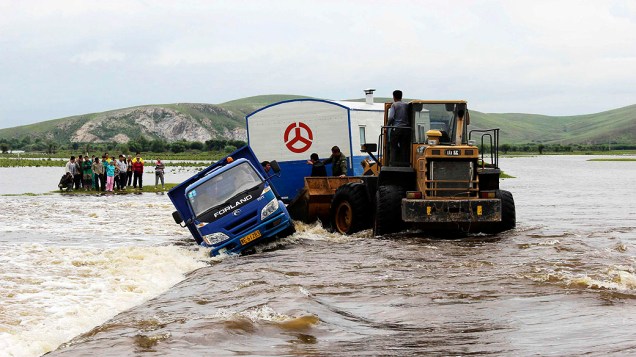 Um caminhão tombou depois de ficar preso em uma pradaria inundada em Hulun Buir, após o Tufão Soulik atingir a China