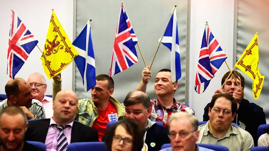 Partidários pró-independência da Escócia durante comício do líder do partido, Nigel Farage, em Glasgow