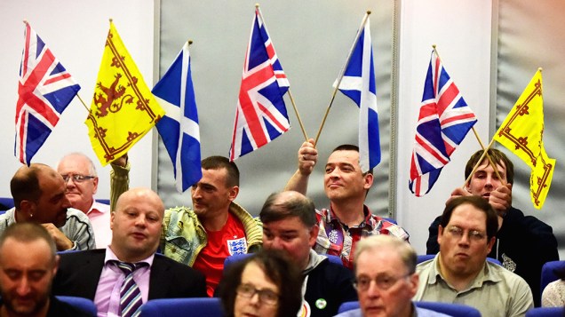 Partidários pró-independência da Escócia durante comício do líder do partido, Nigel Farage, em Glasgow