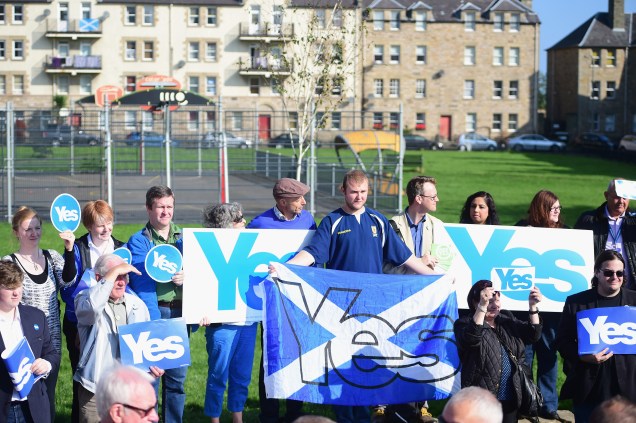 Partidários pela independência da Escócia durante evento em Edimburgo