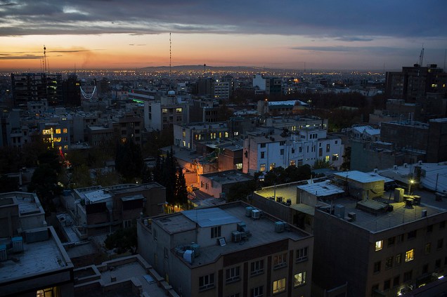 O sol nasce na cidade de Teerã, no Irã