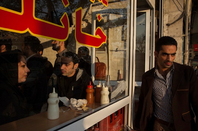 Clientes lotam um restaurante fast food na cidade de Teerã, no Irã